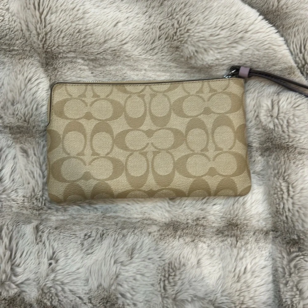 Coach wristlet with classic‎ C logos